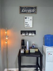 une table avec un panneau de café sur un mur dans l'établissement Hotel Estadio Exprés, à Leticia