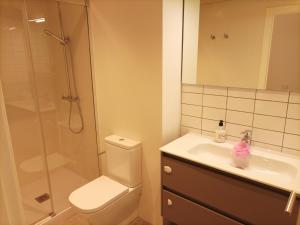 貝尼卡西姆的住宿－Casa Bayer，浴室配有卫生间、盥洗盆和淋浴。