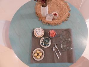 una mesa cubierta con una mesa con un plato de comida en Depto Oro - Palermo Nuevo en Buenos Aires