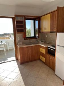 Nhà bếp/bếp nhỏ tại Fotis apartments Naxos Plaka +40 ảnh