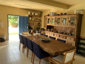 kuchnia z dużym drewnianym stołem i krzesłami w obiekcie Chácara com Piscina, Churrasqueira, Salão de Jogos, Campo futebol w mieście Itariri