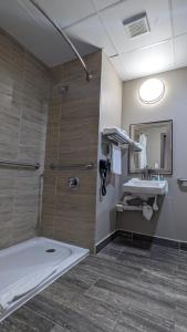 The Waves Hotel, Ascend Hotel Collection的一间浴室