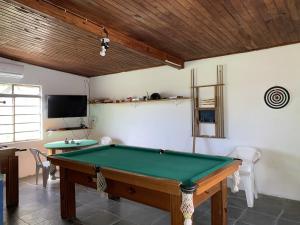 um quarto com uma mesa de bilhar e uma televisão em Chácara com Piscina, Churrasqueira, Salão de Jogos, Campo futebol em Itariri