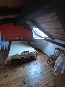1 dormitorio con 1 cama y suelo de madera en Las Peonías Casa Rural, en Almiruete