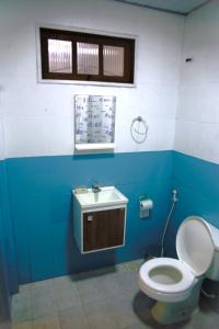 a bathroom with a toilet and a sink at Casa Flôr - Centro Lumiar in Lumiar