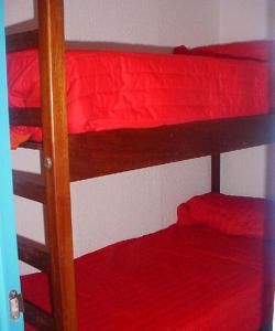 Giường trong phòng chung tại L'Estartit, àtic amb terrassa primera línia