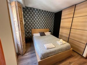 A bed or beds in a room at CENTRO - PARKING Free - GUMERFLAT MUSEO VUT-09-234
