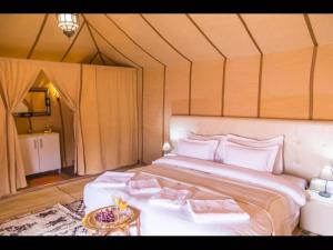 1 dormitorio con 1 cama grande en una tienda de campaña en Room in Bungalow - Saharian Luxury Camp, en Tisserdmine
