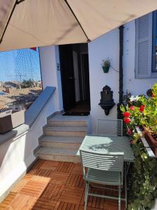 帕爾馬的住宿－B&B San Paolo Sweethome，鲜花阳台的桌椅