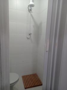 Ένα μπάνιο στο FLAT LOCAÇÃO TEMPORADA NO CENTRO DE ITAPIRA