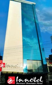 ダッカにあるINNOTEL BATON ROUGE - A Luxury Collection Hotelの看板が目の前にある建物