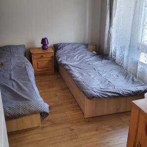 Кровать или кровати в номере Dédi Apartman Sátoraljaújhely