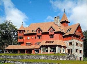 Das Gebäude in dem sich die Lodge befindet