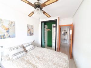 a bedroom with a bed and a ceiling fan at Santa Pola Salamanca 10 apartamento, garaje subterráneo, fibra óptica, lavavajillas, aire acondicionado, gran terraza, Grand Playa 450m in Santa Pola