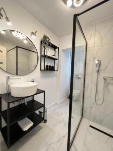 y baño con lavabo y espejo. en Sky View - Luxury Apartament - Sanador Victoriei, en Bucarest