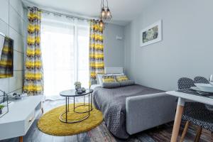 ein kleines Schlafzimmer mit einem Bett und einem Tisch in der Unterkunft Close to Chopin airport, free parking in Warschau