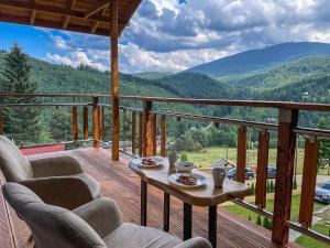 balkon z krzesłami i stołem oraz widokiem w obiekcie Tworzówka - Ekskluzywne Domy w górach w mieście Żabnica