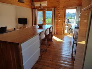 Televízia a/alebo spoločenská miestnosť v ubytovaní Le Chalet jacuzzi et Détente 4 Étoiles