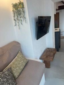 - un salon avec un canapé et une table dans l'établissement rural-home callemayor, à Altura