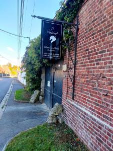 a sign on the side of a brick building at Le Paddock - Chambres et table d'hôtes in Le Déluge