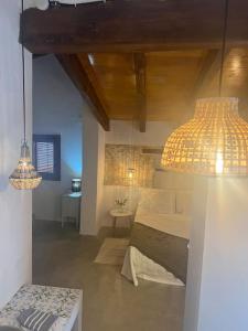 - une chambre avec un lit, une table et des lumières dans l'établissement rural-home callemayor, à Altura