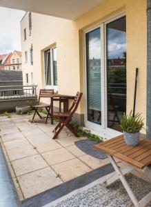 patio ze stołem i krzesłami na balkonie w obiekcie Ruhiges Apartment mit großem Balkon und Stellplatz w Lipsku