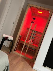 Una puerta de cristal con una escalera en una habitación en CASA ENEA TERRACINA - Relax Sauna Apartment, en Terracina