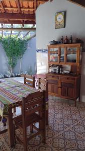 uma sala de jantar com mesa e cadeiras e um relógio em Chácara Águas São Pedro em Águas de São Pedro