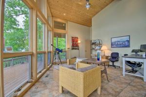 Φωτογραφία από το άλμπουμ του Dock and Pool Table House on Lake of the Ozarks σε Laurie