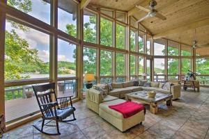 sala de estar con muebles y ventanas en House on Lake of the Ozarks with Dock and Pool Table!, en Laurie