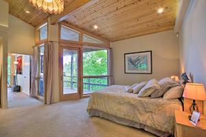 1 dormitorio con cama y ventana grande en House on Lake of the Ozarks with Dock and Pool Table!, en Laurie