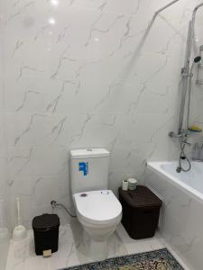 Bathroom sa Апартаменты на Назарбаева