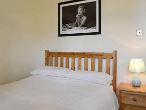 Säng eller sängar i ett rum på Barn Cottage -uk11480