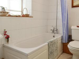 Ett badrum på Barn Cottage -uk11480