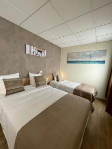 pokój hotelowy z dwoma łóżkami w pokoju w obiekcie Tipi w Paryżu