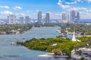 uitzicht op een rivier met een stad op de achtergrond bij Biscayne Bay Blues in Miami