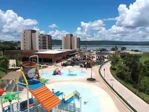 una gran piscina en un complejo con un parque acuático en Prive Praias do Lago Eco Resort, en Caldas Novas
