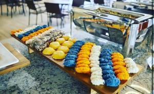 un buffet di diversi tipi di cibo su un tavolo di Prive Praias do Lago Eco Resort a Caldas Novas