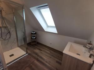 Koupelna v ubytování Les pommiers Duplex cosy tout confort dans maison neuve avec terrasse entrée indépendante parking 5 mn de Bayeux et 10 mn plage du débarquement + 24 fotografií