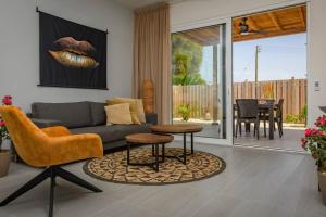 uma sala de estar com um sofá e uma mesa em Vakantiewoning "Aruba" te Kralendijk em Kralendijk