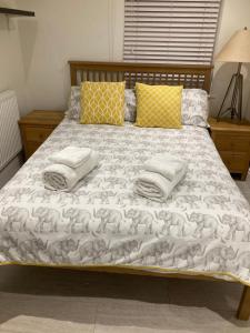 un letto con una coperta con dei cavalli sopra di 2 bed Home From Home Apartments a Londra