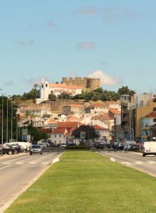 uitzicht op een stad met een kasteel op een heuvel bij Parque Verde 1 - AL in Torres Vedras