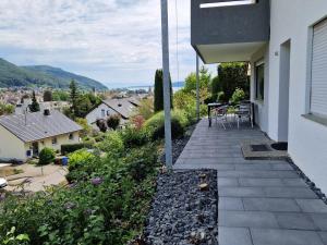 a balcony with a table and chairs on a house at Seestudio mit toller Aussicht am Bodensee in Bodman-Ludwigshafen