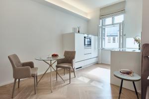 Una cocina con una mesa y sillas en una habitación. en High Heaven, en Praga
