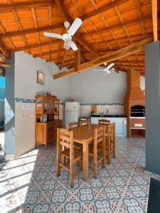 a kitchen with a table and chairs and a ceiling at Chácara Águas São Pedro in Águas de São Pedro