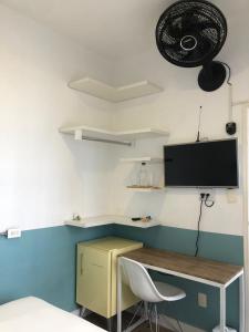 TV a/nebo společenská místnost v ubytování Angatu Hostel