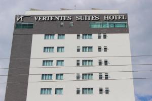 コンセリェイロ・ラファイエテにあるVertentes Suítes Hotelの20代のスイートホテルという言葉が書かれた建物