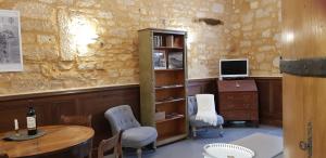 a room with a table and a desk with a computer at Appartement Le Cardinal in Sarlat-la-Canéda