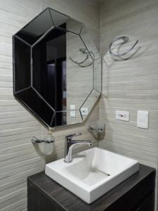 a bathroom with a sink and a mirror at Hermoso apartamento con zona social in Los Patios