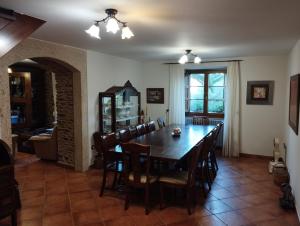 Casa Bama في Bama: غرفة طعام مع طاولة وكراسي طويلة